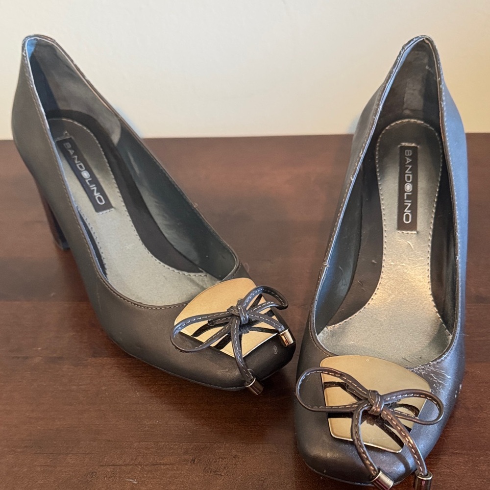 Bandolino bronze brown. Size 6 2.5 “ heel Heels with Bow Accent